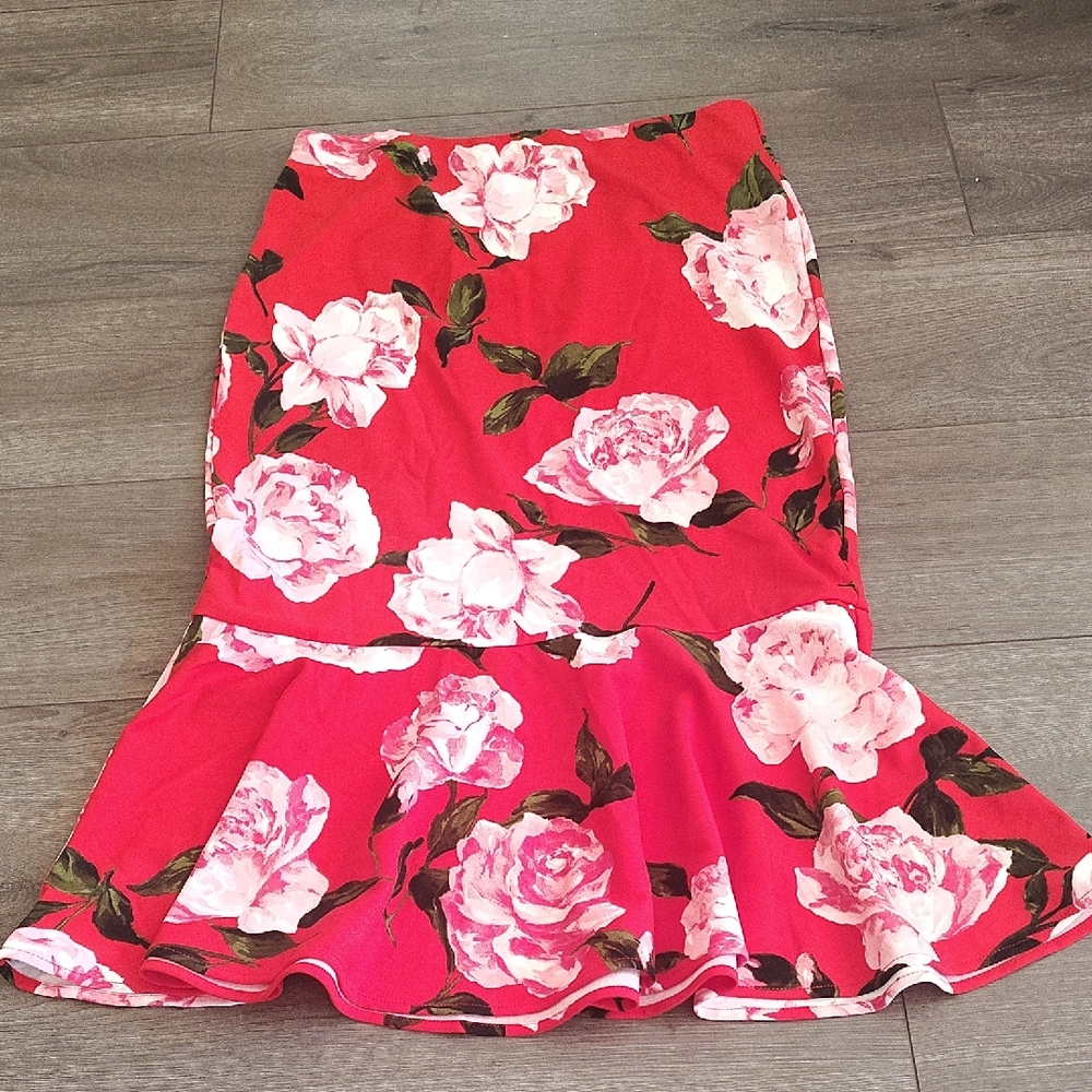 Chic Floral Pencil Skirt in Red